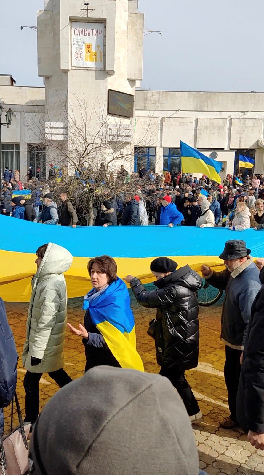 Ukrajinci protestují proti ruské invazi ve městě Slavutyč. (26.3.2022)