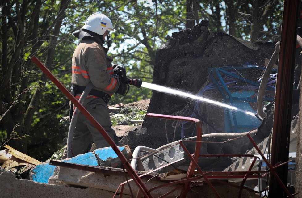 Záchranáři u rekreačního objektu v letovisku Serhijivka nedaleko Oděsy. (1.7.2022)