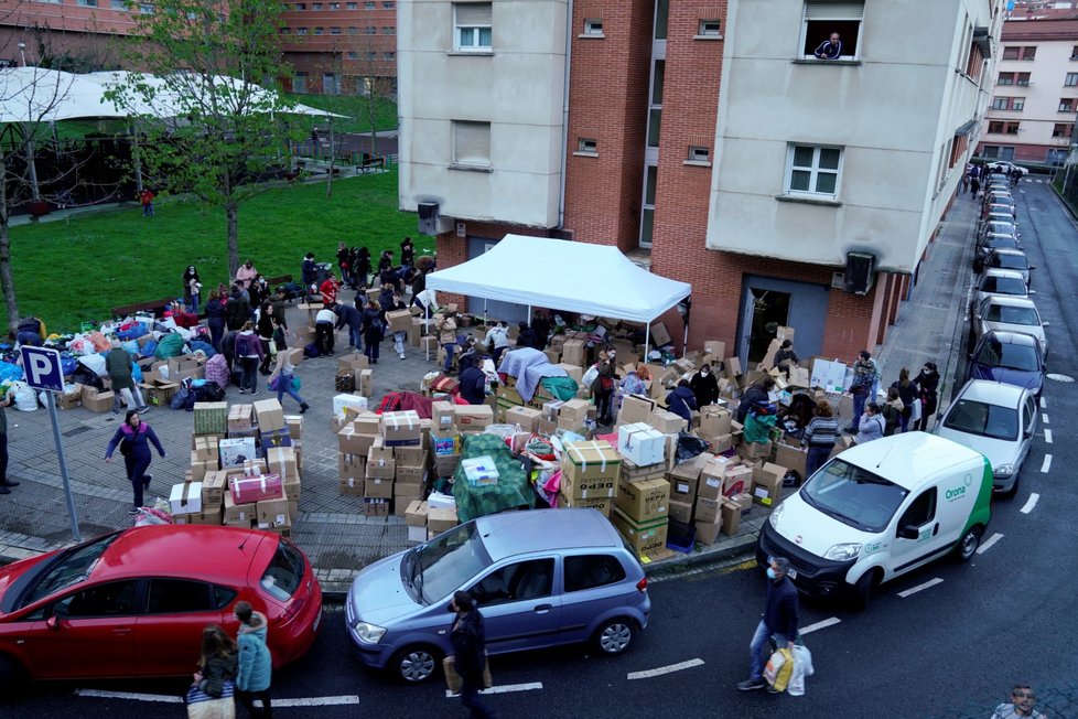 Vlna solidarity ve Španělsku. Lidé v Bilbau sbírají materiální pomoc pro Ukrajinu.