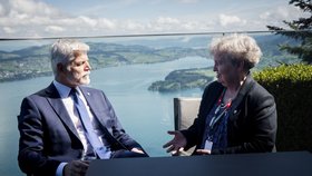 Mírový summit ve Švýcarsku: rezident Petr Pavel a šéfka Státního úřadu pro jadernou bezpečnost Dana Dábová.