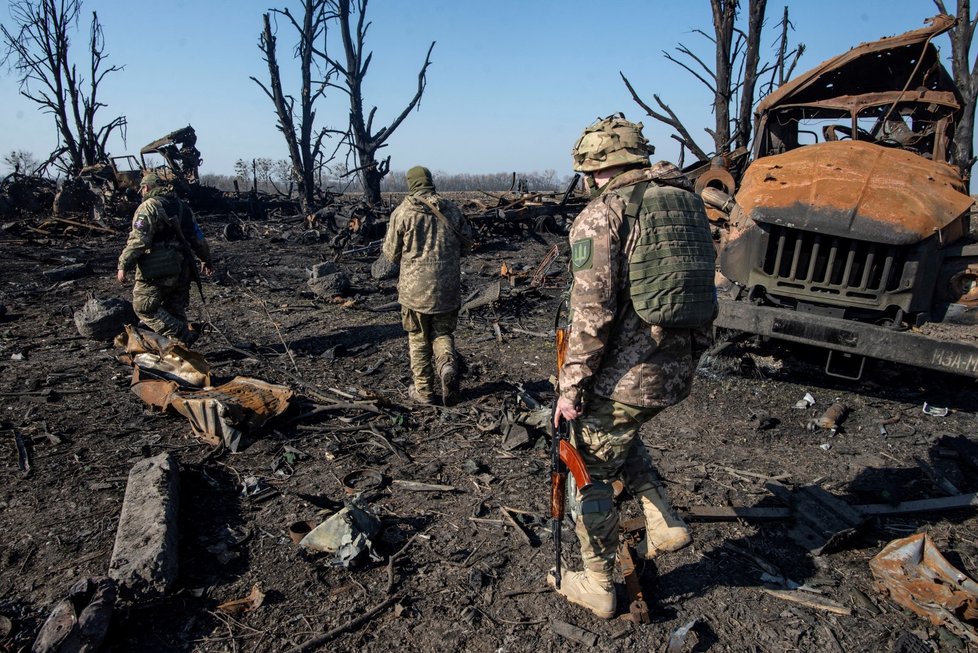 Zničená ruská vojenská technika ve městě Trostjanec v oblasti Sumy