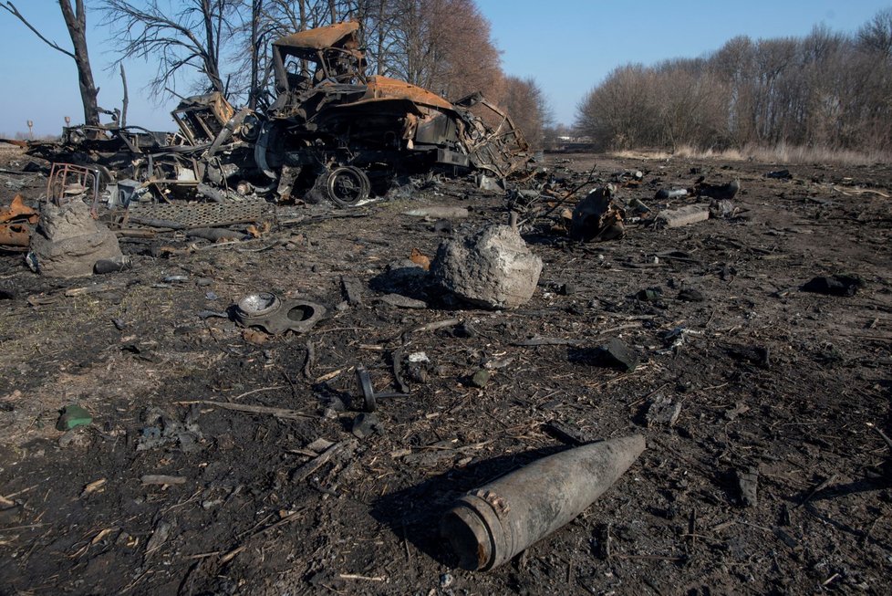 Zničená ruská vojenská technika ve městě Trostjanec v oblasti Sumy.