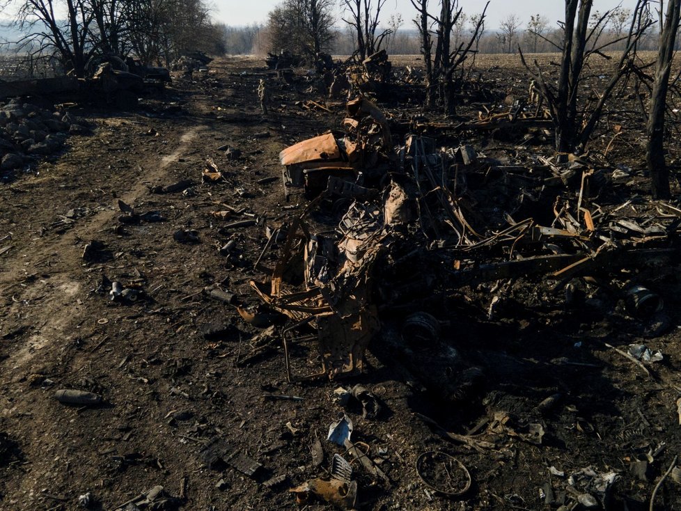Zničená ruská vojenská technika ve městě Trostjanec v oblasti Sumy.