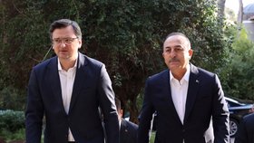 Ministři zahraničí Turecka a Ukrajiny Mevlüt Çavuşoglu a Dmytro Kuleba na jednání v Antalyi. (10.3.2022)
