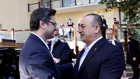 Ministři zahraničí Turecka a Ukrajiny Mevlüt Çavuşoglu a Dmytro Kuleba na jednání v Antalyi. (10.3.2022)