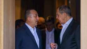 Ministři zahraničí Turecka a Ruska Mevlüt Çavuşoglu a Sergej Lavrov na jednání v Antalyi. (10.3.2022)