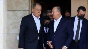 Ministři zahraničí Turecka a Ruska Mevlüt Çavuşoglu a Sergej Lavrov na jednání v Antalyi. (10.3.2022)