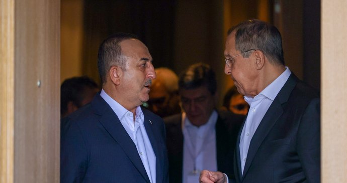 Ministři zahraničí Turecka a Ruska Mevlüt Çavuşoglu a Sergej Lavrov na jednání v Antalyi. (10.3.2022)