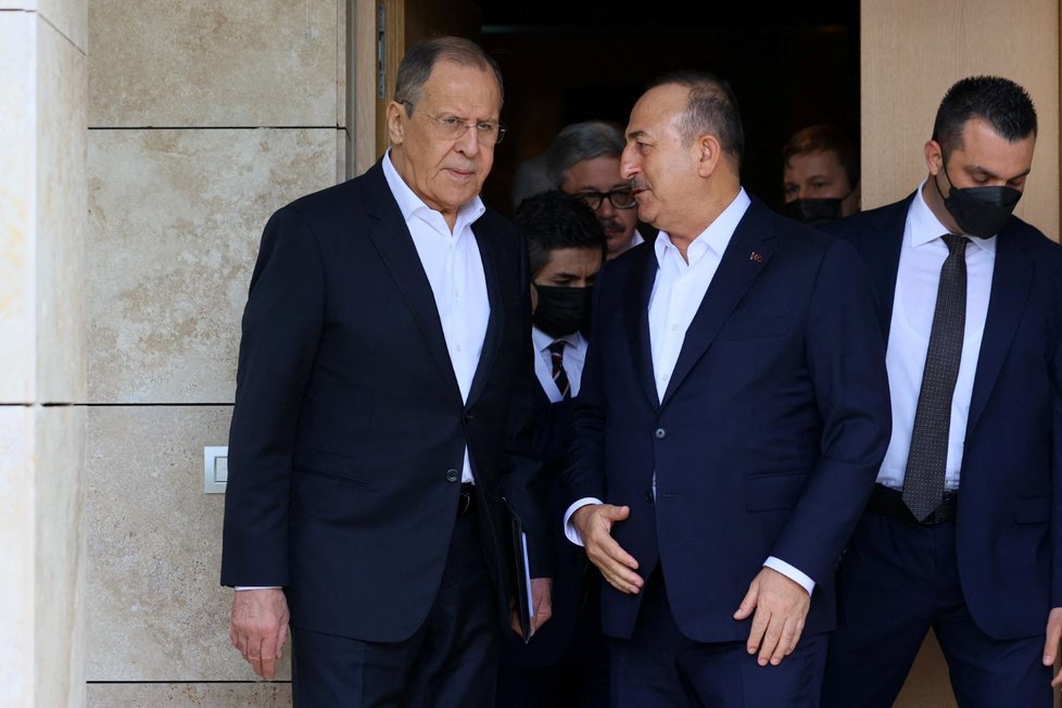 Ministři zahraničí Turecka a Ruska Mevlüt Çavuşoglu a Sergej Lavrov na jednání v Antalyi. (10.3.2022)