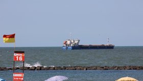 Ruská loď s obilím ukradeným na Ukrajině v Černém moři.