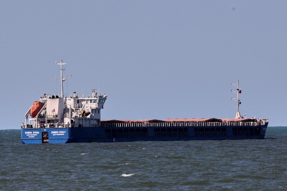 Ruská loď s obilím ukradeným na Ukrajině v Černém moři.