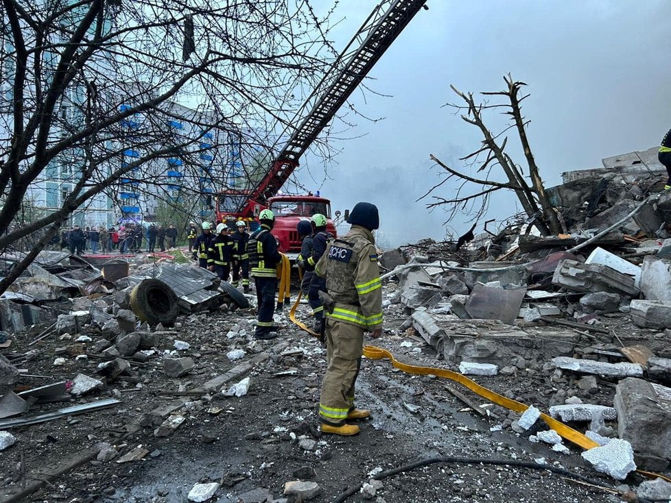 Následky ruského ostřelování v Umani. (28.4.2023)