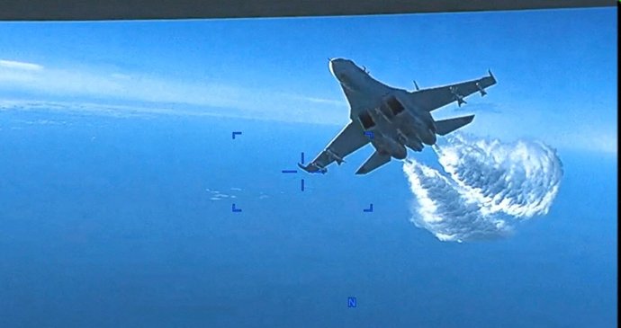 Ruská stíhačka zasáhla americký dron nad Černým mořem.