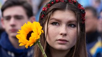 Válka na Ukrajině ONLINE: Tisíce lidí si v Evropě připomněly druhé výročí začátku války na Ukrajině