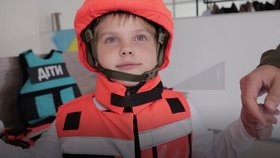 Lvovská nezisková organizace vytvořila výzbroj pro děti. Vesta a přilba je má ochránit při evakuaci