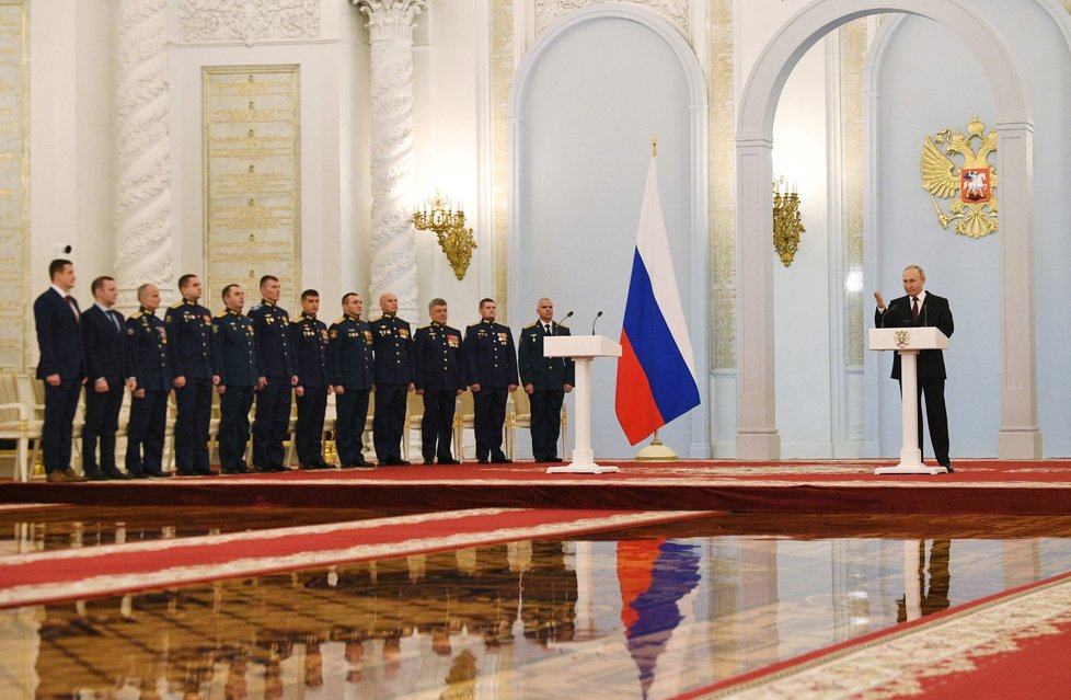 Vladimir Putin  při udělování nejvyšších státních vyznamenání