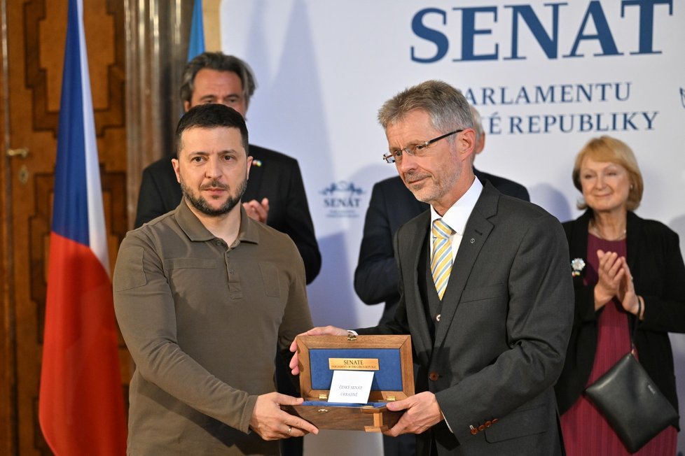 Ukrajinský prezident Volodymyr Zelenskyj dostal od předsedy horní komory Miloše vystrčila symbolický klíč od Senátu. (7.7.2023)