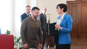 Ukrajinský prezident Volodymyr Zelenskyj dostal od šéfky Sněmovny Markéty Pekarové Adamové tričko. (7.7.2023)