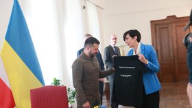 Ukrajinský prezident Volodymyr Zelenskyj dostal od šéfky Sněmovny Markéty Pekarové Adamové tričko. (7.7.2023)