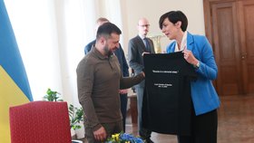 Ukrajinský prezident Volodymyr Zelenskyj dostal od šéfky Sněmovny Markéty Pekarové Adamové tričko. (7.7.2023)