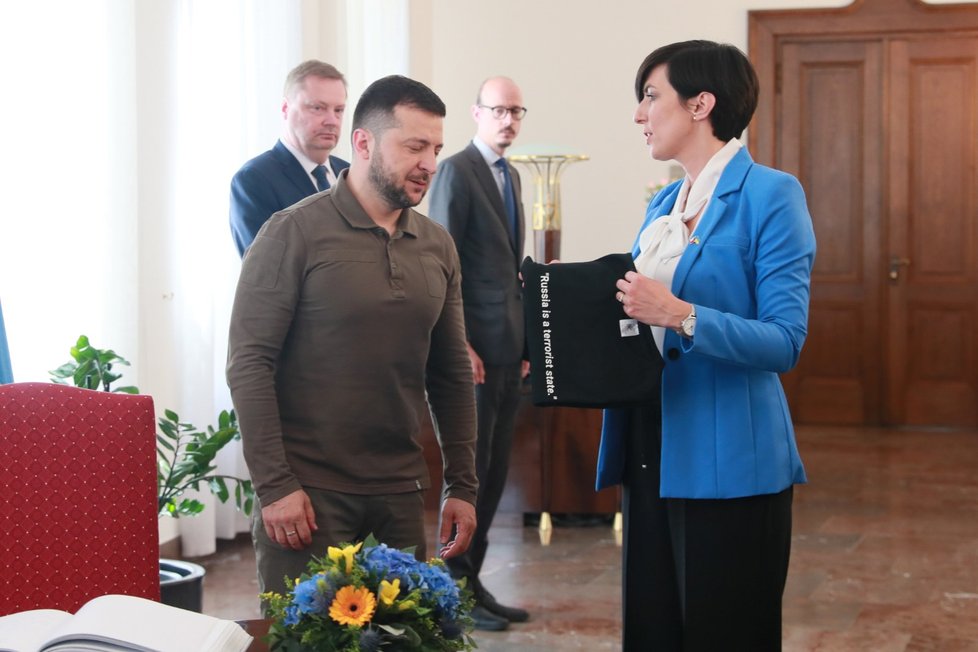 Ukrajinský prezident Volodymyr Zelenskyj dostal od šéfky Sněmovny Markéty Pekarové Adamové tričko. (7. 7. 2023)