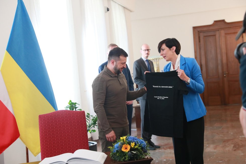 Ukrajinský prezident Volodymyr Zelenskyj dostal od šéfky Sněmovny Markéty Pekarové Adamové tričko. (7. 7. 2023)