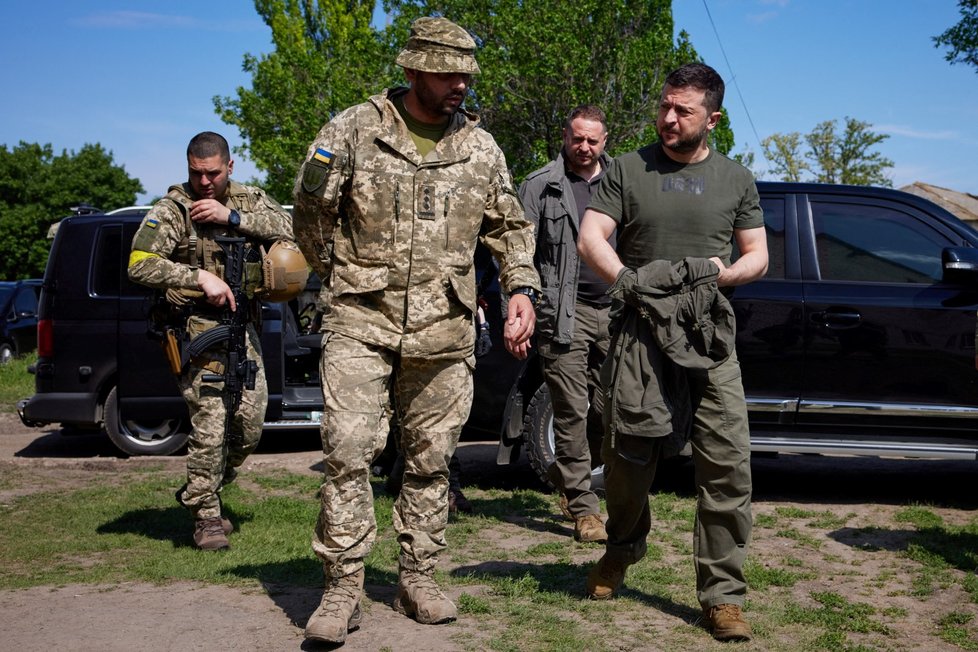 Ukrajinský prezident Volodymyr Zelenskyj s vojáky na frontové linii