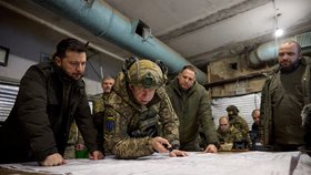 Ukrajinský prezident Volodymyr Zelenskyj na frontové linii u Kupjansku.