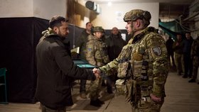 Ukrajinský prezident Volodymyr Zelenskyj na frontové linii u Kupjansku.