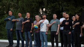 Hrdinové z Azovstalu s ukrajinským prezidentem Volodymyrem Zelenským ve Lvově.