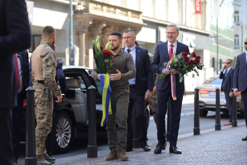 Ukrajinský prezident Volodymyr Zelenskyj a český premiér Petr Fiala na Národní třídě (7. 7. 2023)