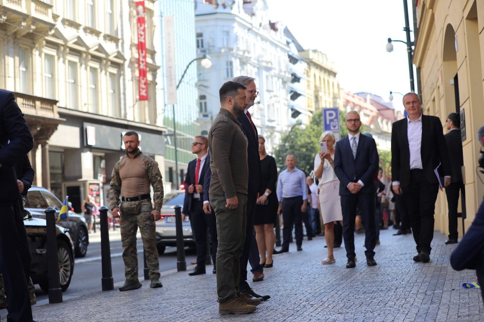 Ukrajinský prezident Volodymyr Zelenskyj a český premiér Petr Fiala na Národní třídě (7. 7. 2023)