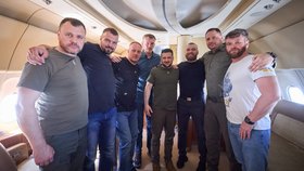 Ukrajinský prezident Volodymyr Zelenskyj s veliteli z oceláren Azovstal na palubě českého speciálu. (8.7.2023)