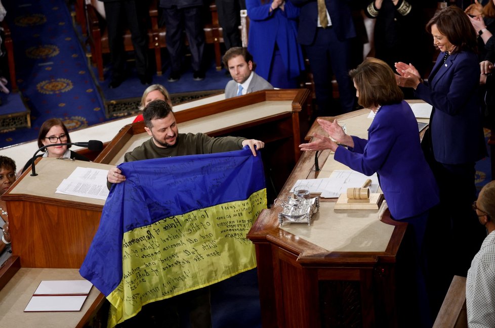 Volodomyr Zelenskyj předal Nancy Pelosiové a viceprezidentce Kamale Harrisové vlajku od vojáků z Bachmutu.