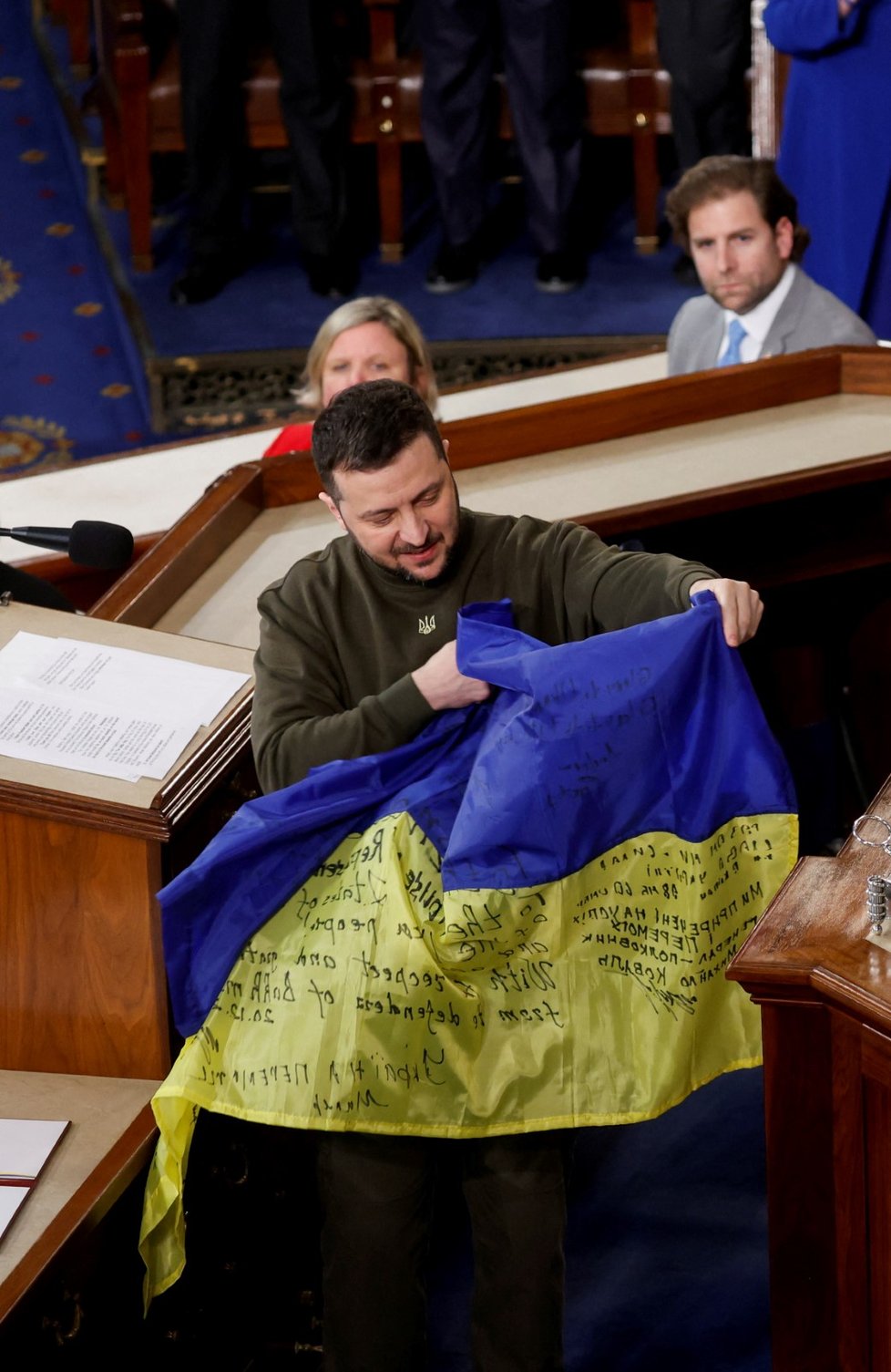 Volodomyr Zelenskyj předal Nancy Pelosiové a viceprezidentce Kamale Harrisové vlajku od vojáků z Bachmutu.