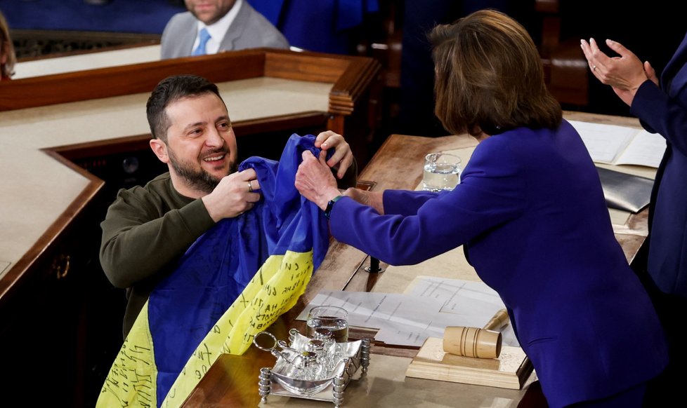 Volodomyr Zelenskyj předal Nancy Pelosiové a viceprezidentce Kamale Harrisové vlajku od vojáků z Bachmutu.