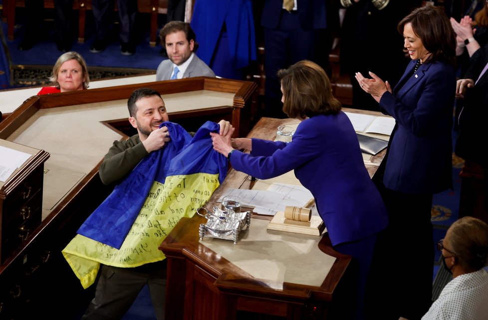 Volodomyr Zelenskyj předal Nancy Pelosiové a viceprezidentce Kamale Harrisové vlajku od vojáků z Bachmutu.