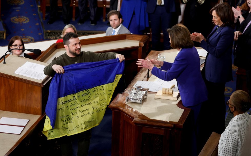 Volodomyr Zelenskyj předal Nancy Pelosiové a viceprezidentce Kamale Harrisové vlajku od vojáků z Bachmutu.