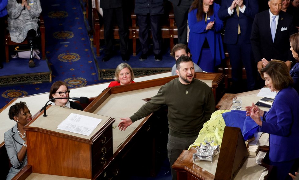 Volodomyr Zelenskyj předal Nancy Pelosiové a viceprezidentce Kamale Harrisové vlajku od vojáků z Bachmutu.