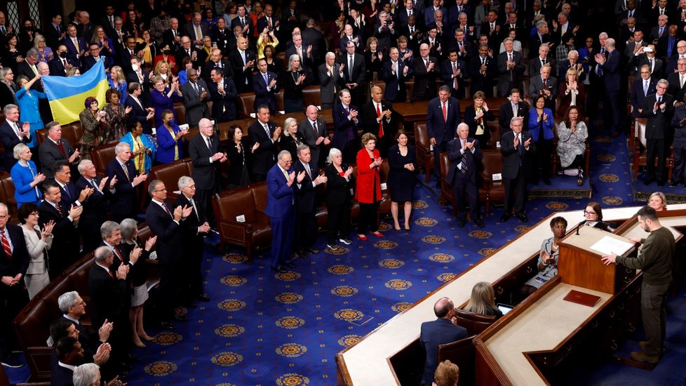 Američtí zákonodárci tleskali projevu Volodomyra Zelenského vestoje.