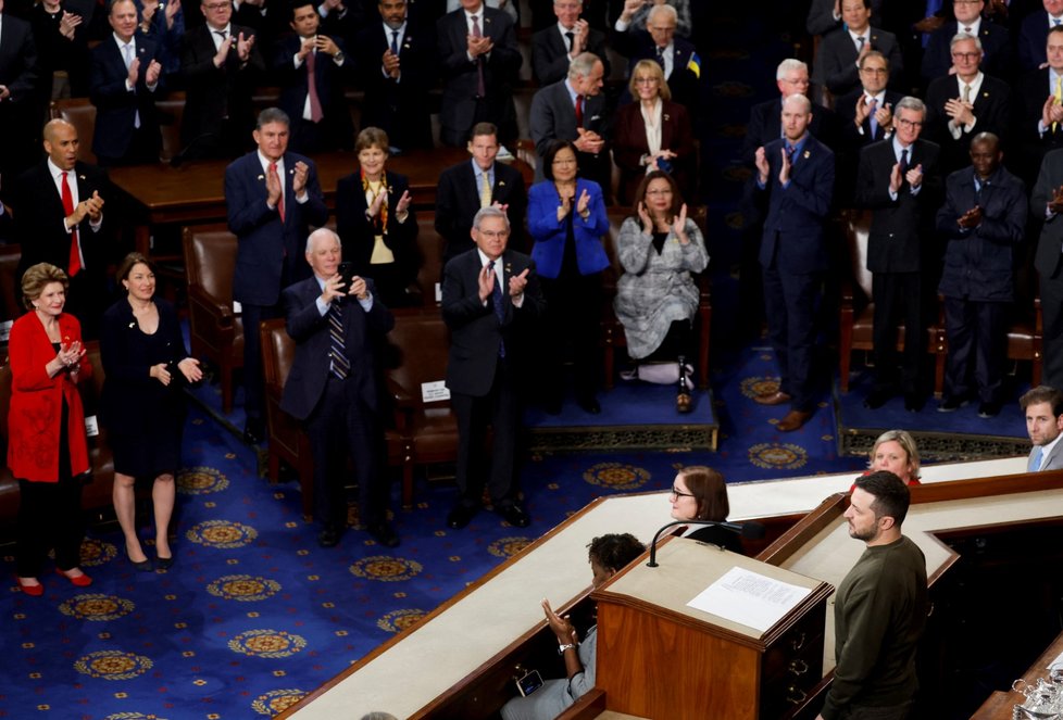 Američtí zákonodárci tleskali projevu Volodomyra Zelenského vestoje.