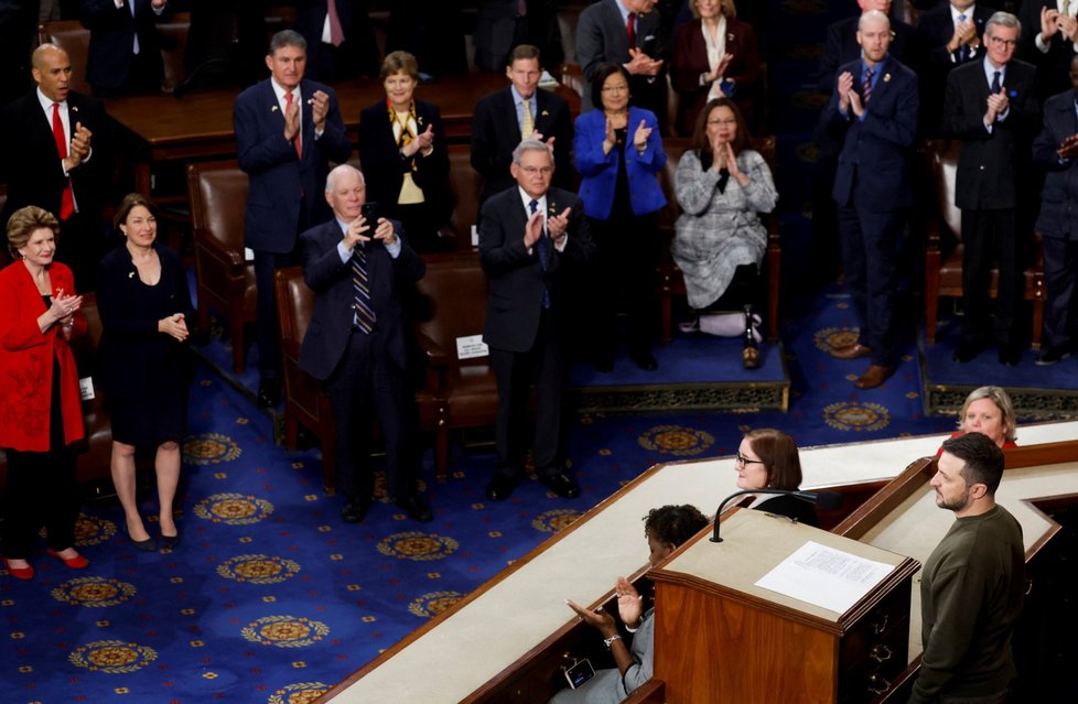 Američtí zákonodárci tleskali projevu Volodomyra Zelenského vestoje.