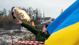 Ukrajinci ve městě Žitomir trénují výrobu a házení molotovových koktejlů.