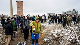 Ukrajinci ve městě Žitomir trénují výrobu a házení molotovových koktejlů.