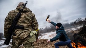Ukrajinci ve městě Žitomir trénují výrobu a házení molotovových koktejlů.