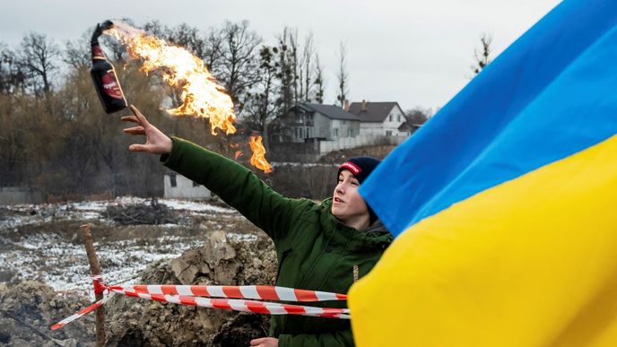 Ukrajinci ve městě Žitomir trénují výrobu a házení molotovových koktejlů.