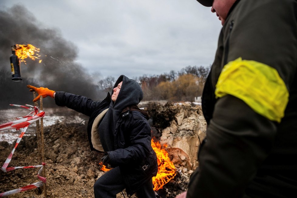 Ukrajinci ve městě Žitomir trénují výrobu a házení molotovových koktejlů.