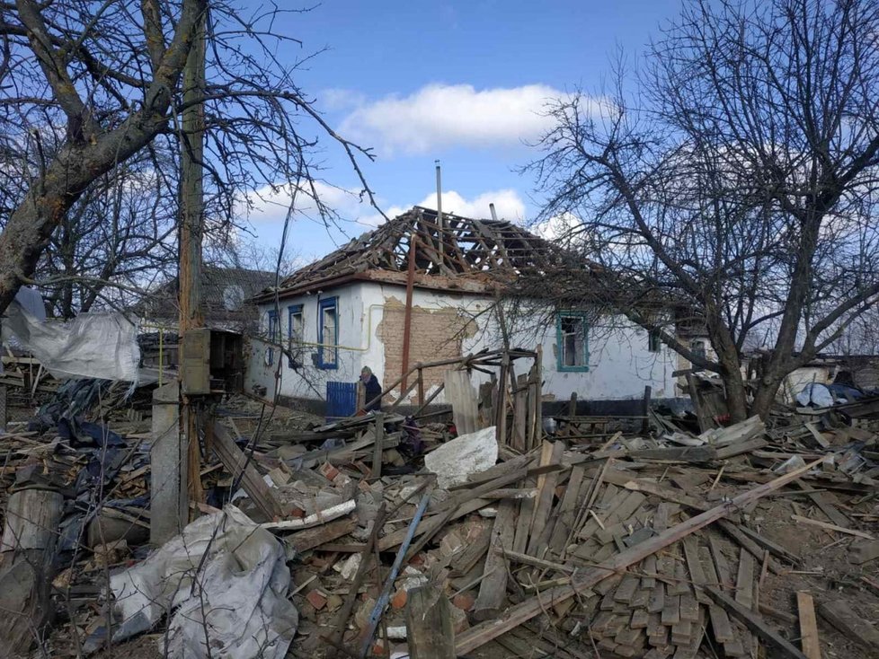 Zdevastovaná vesnice Rakovshhina nedaleko Žitomiru (24.3.2022)