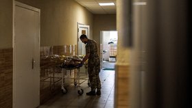 Ukrajinští vojáci ve vojenské nemocnici na frontě (15.8.2022)