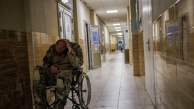 Ukrajinští vojáci ve vojenské nemocnici na frontě (15.8.2022)